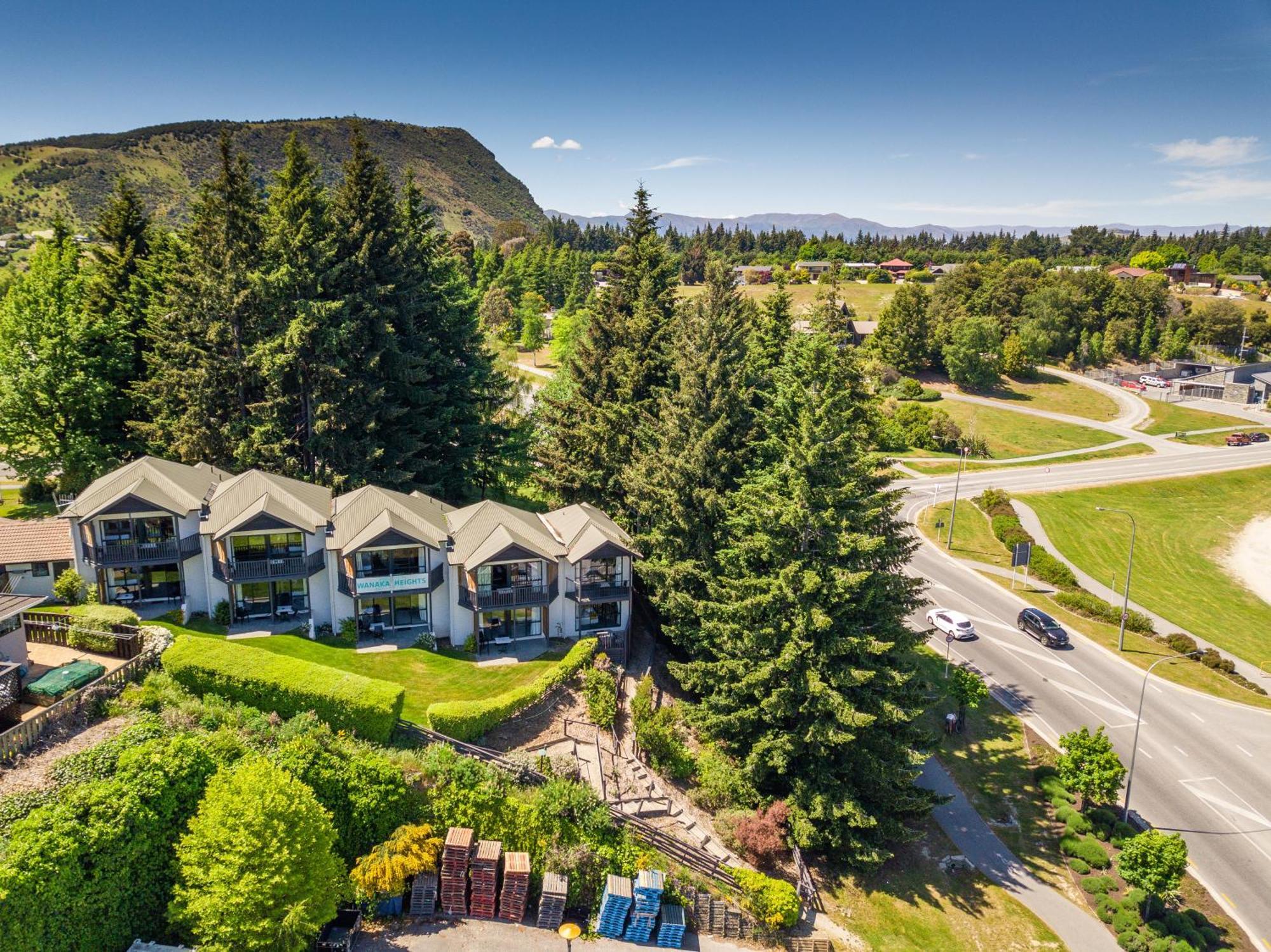 Ride Base Wanaka Apartments ภายนอก รูปภาพ